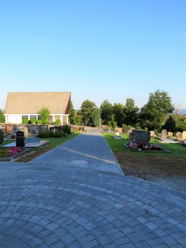 neu angelegter Hauptweg vom Haupteingang zur Friedhofshalle