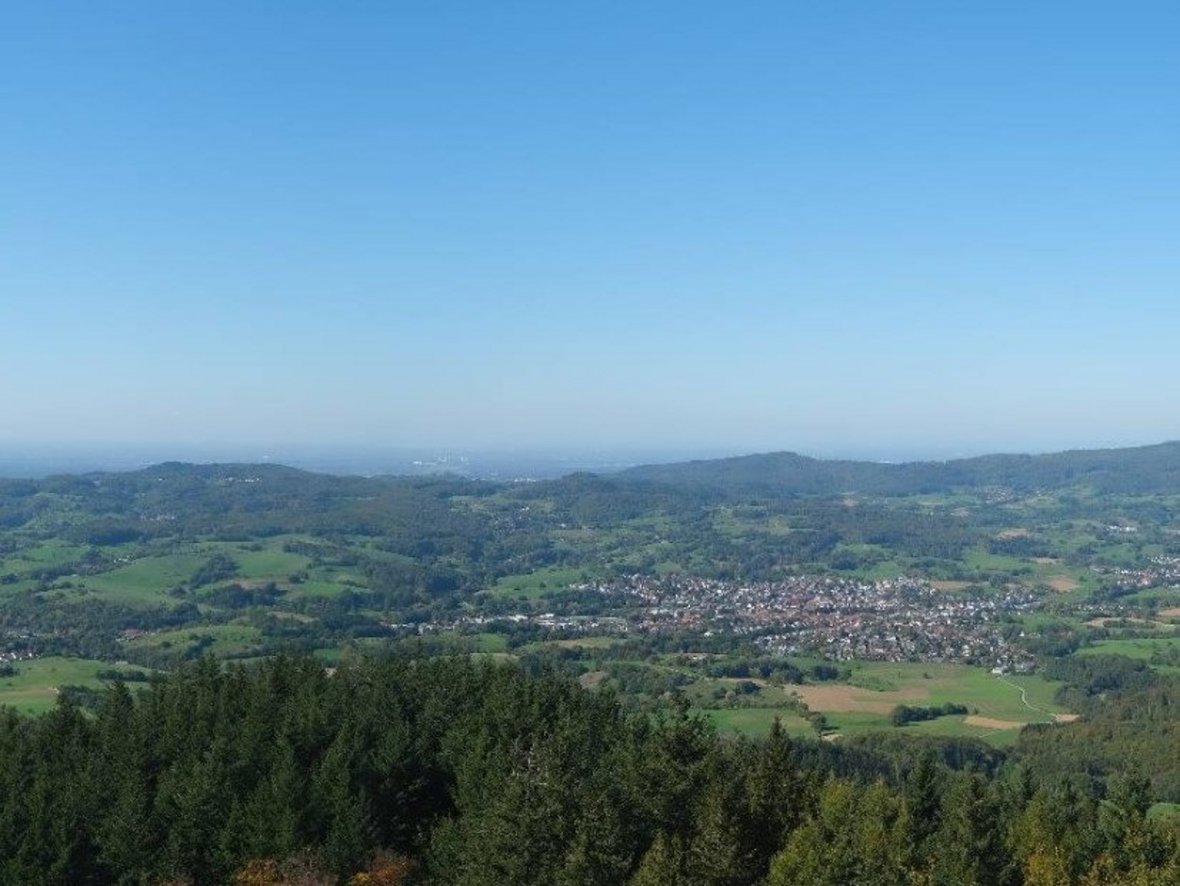 Blick vom Trommturm ins Weschnitztal, mittig sieht man Rimbach, im Hintergrund das hessische Ried