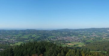 Blick vom Trommturm ins Weschnitztal, mittig sieht man Rimbach, im Hintergrund das hessische Ried