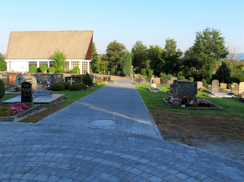 neu angelegter Hauptweg vom Haupteingang zur Friedhofshalle