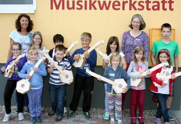 Gruppenbild mit selbstgebauten Instrumenten