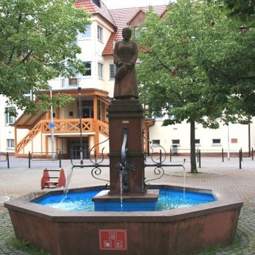 Marktplatzbrunnen, im Hintergrund das Rathaus