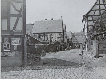 Bismarckstraße, Blick vom Marktplatz, damals „Horst-Wessel-Platz“, Ecke des alten Rathauses vorn links, Frühjahr 1943 (Foto: privat, Karl-Ludwig Schmitt)
