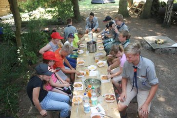 gemeinsames Essen bei den Pfadfindern