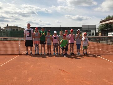 Gruppenfoto auf dem Tennisplatz