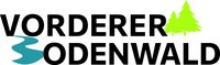 Logo Vorderer Odenwald: Schwarze Schrift, zwei grüne Tannenbäume sowie ein blauer Fluss sind stilistisch ergänzt.