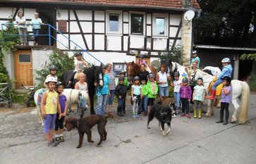 Kinder und Tiere beim TraB e.V.