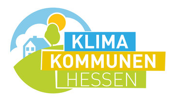 Logo: Klima Kommunen Hessen, in einem Kreis sind Himmel, Wolken, Sonne und Erde mit einem kleinen Haus dargestellt, daneben der Text mit hinterlegten Farben blau-gelb-grün "Klima Kommunen Hessen"