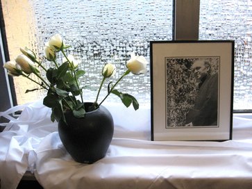 Martin-Luther-Schule, Foto von Pfarrer Wilhelm Hörnle als „Begründer der Martin-Luther-Schule“ im Treppenhaus des (älteren) Schulgebäudes anlässlich der Gedenkfeier zum 101. Geburtstag am 27. Januar 2009 (Foto: Paul Kötter)