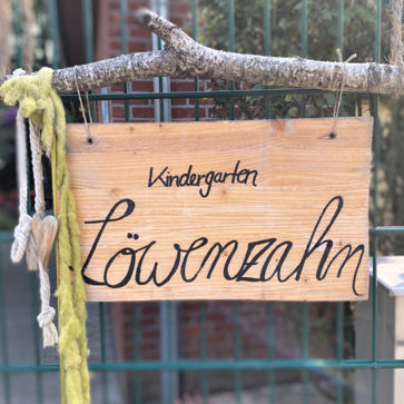 Schild "Kindergarten Löwenzahn"