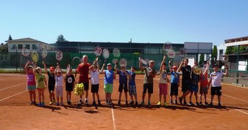 Gruppenfoto auf dem Tennisplatz des TC Rimbach
