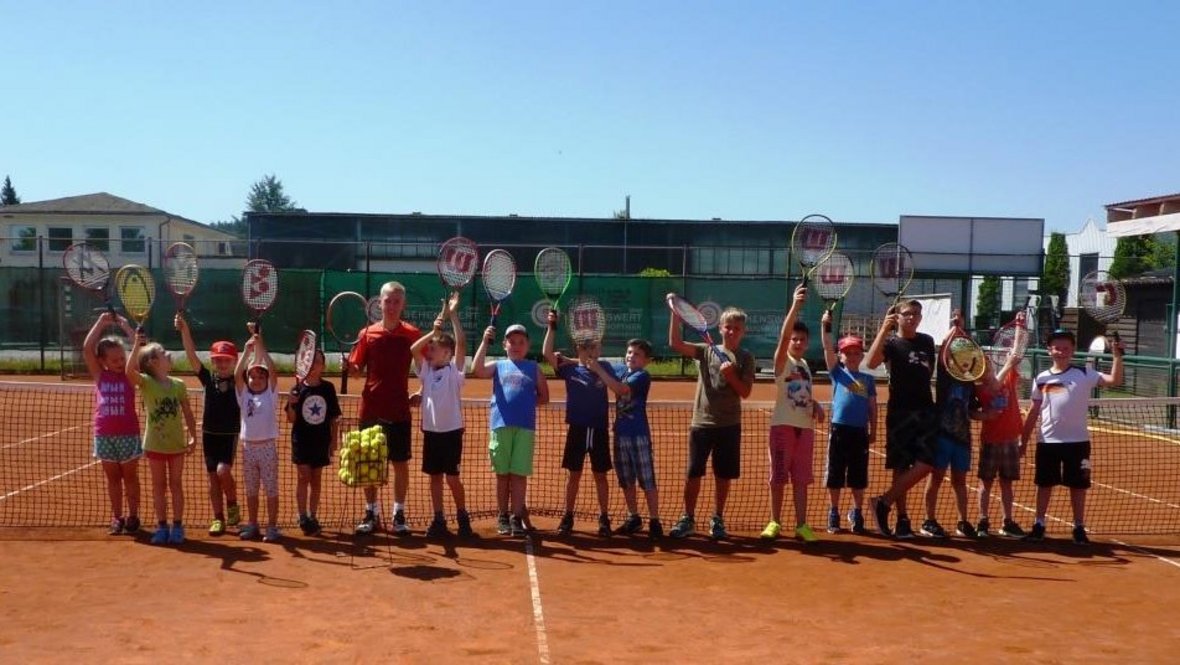 Gruppenfoto auf dem Tennisplatz des TC Rimbach