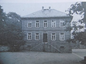Höhere Bürgerschule, Schulhaus an der Kirchhofsmauer (links); 1897 errichtet, Abriss 1980 (Foto: privat, abfotografiert von Paul Kötter)