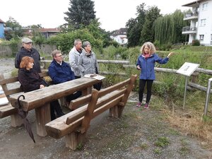 Eröffnung des Weges, Standort Löwenbrücke (v.l.n.r.) Frau Dr. Weber (Geschäftsführerin Geo-Naturpark Bergstraße-Odenwald), Herr Kötter, Bürgermeister Schmitt, Ehepaar Stein und Frau Jöst (GB Bauen und Ordnung)