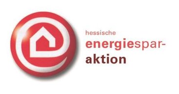 Logo der Hessischen Energiesparaktion: ein Kreis in dem sich eine rote und eine weiße Linie sich im Kreis legen und in der Mitte den Umriss zweier Häuser bilden, daneben steht in in verschiedenen Rottönen: hessische energiesparaktion