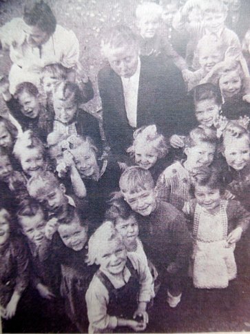 Pfarrfrau Ida Hörnle (Mitte) im Außengelände des Kindergartens am Gemeindehaus, o. J., Nachkriegszeit	(Foto: privat)