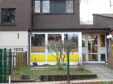 Eingang des Evangelischen Kindergartens Am Ölgärtchen 1975 – 2017 (Grundsteinlegung 1973) (Foto: Paul Kötter, Februar 2016)