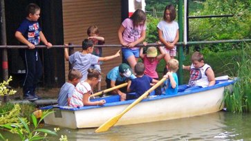 Kinder im Boot an den Steinertswiesen