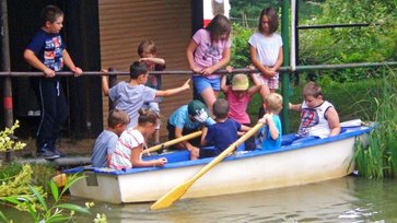Kinder im Boot an den Steinertswiesen