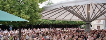 Veranstaltung auf dem Kulturparkplatz unter dem großem Schirm hinter dem Rathaus