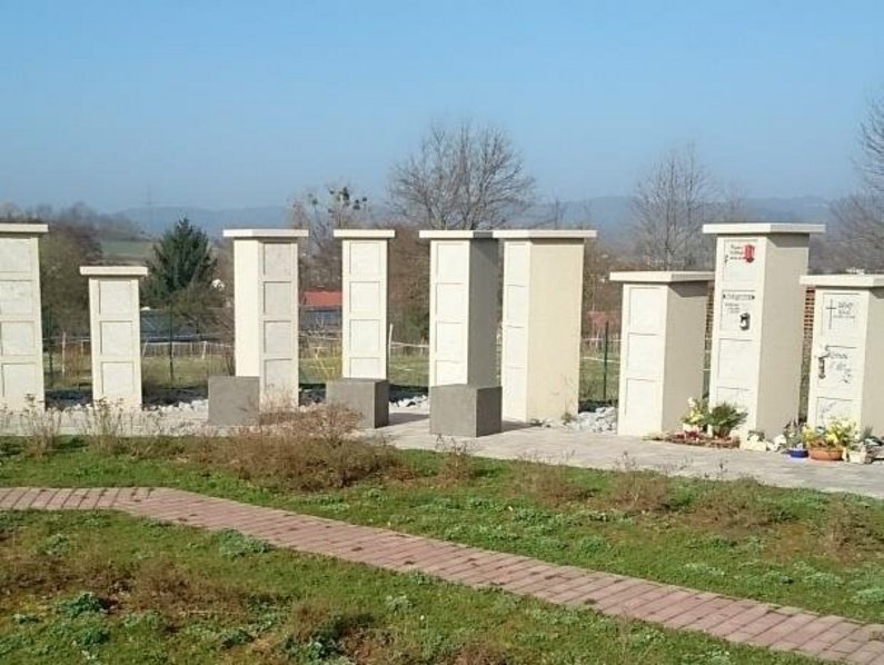 Neue Urnenstelen im Bereich der Erweiterungsfläche