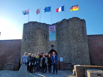 vor dem Museum „Historial de la Grande Guerre“ in Péronne mit dem Gemeindevorstand von Thourotte