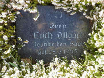 Grabplatte auf dem Grab des Grenadiers Erich Dillgart auf dem Rimbacher Friedhof (Foto: Paul Kötter)