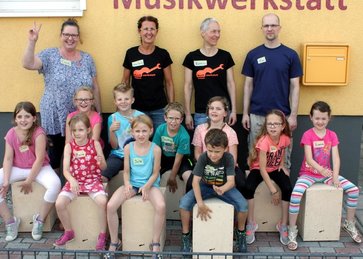 Cajon-Bau in der Musikwerkstatt (Gruppenbild)