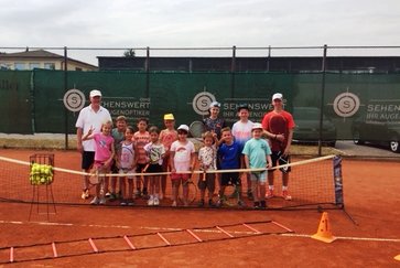 Gruppenfoto auf dem Tennisplatz des TC Rimbach