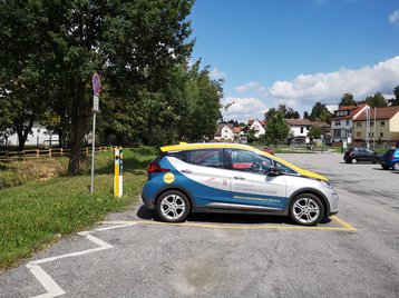 Standort Haywoodplatz, das Elektroauto der Gemeinde Rimbach vor der Ladesäule