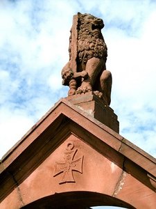 Hessischer Löwe und Eisernes Kreuz im Giebel des Denkmals (Foto: Paul Kötter)