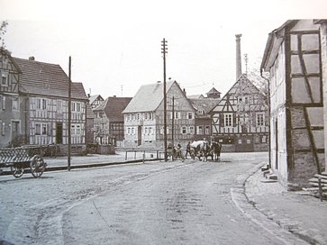 Marktplatz, damals „Horst-Wessel-Platz“, mit altem Rathaus (Fachwerkhaus rechts hinter dem Pferdefuhrwerk), Frühjahr 1943; Blick aus Richtung Waldstraße (Foto: privat, Karl-Ludwig Schmitt)
