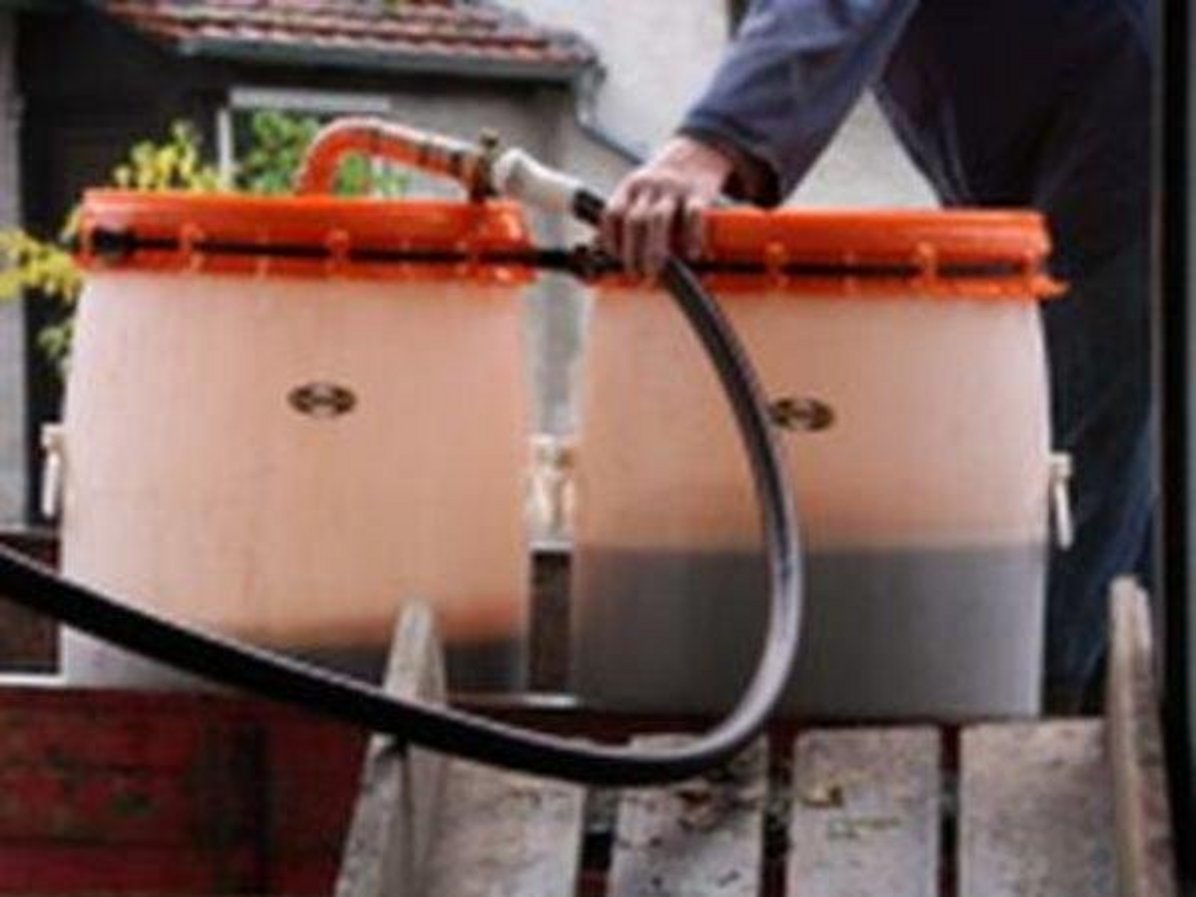 Gemeindekelter - befüllte Fässer