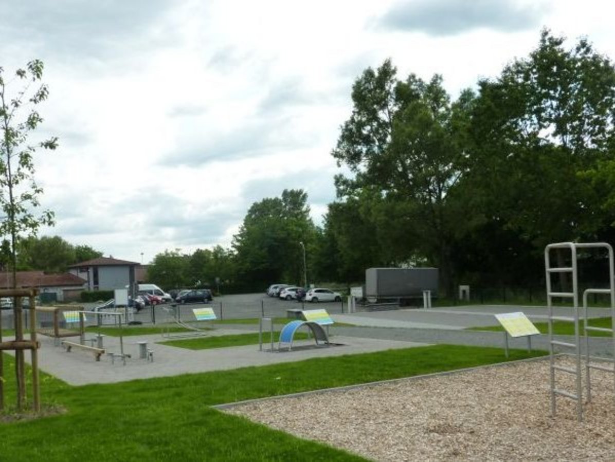 Mehrgenerationenbewegungsparcour in der Erikastraße