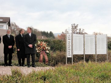 Rimbacher Friedhof, Enthüllung der Gedenktafeln für die Gefallenen beider Weltkriege am Volkstrauertag 2012;  v. l.: Josef Rothmüller (Vors. der Gemeindevertretung), Uwe Buß (Pfarrer der Ev. Kirchengemeinde), Holger Schmitt (BGM) (Foto: Paul Kötter)