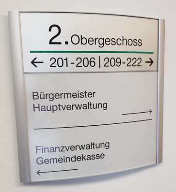 Die Hauptverwaltung zu rechter Hand im 2. OG (Schild)