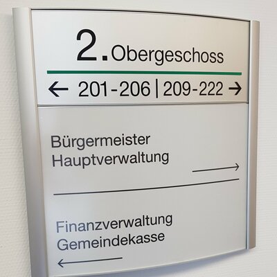 Die Hauptverwaltung zu rechter Hand im 2. OG (Schild)