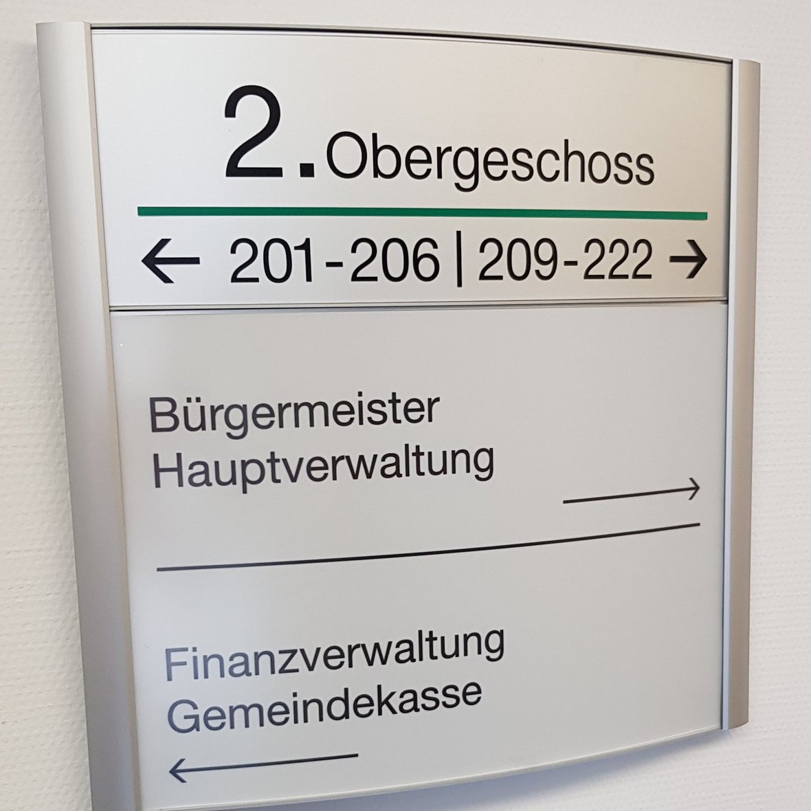 Die Hauptverwaltung zu rechter Hand im 2. OG (Schild)