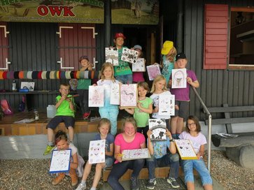 Gruppenbild mit selbstgemalten Kunstwerken