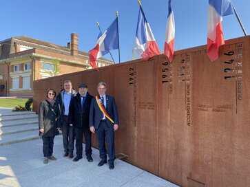 von links nach rechts: Frau Wissel, Herr Altendorf, Herr Friedel und Bürgermeister Schmitt am Ehrenmal