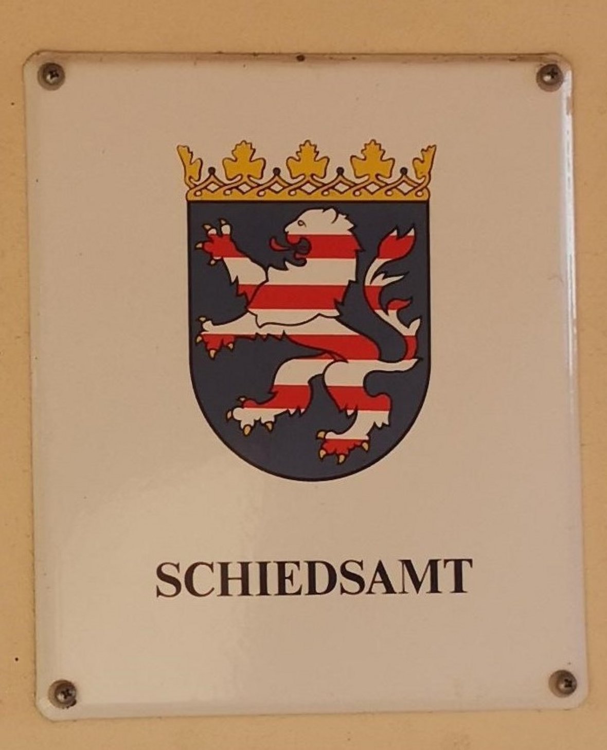 Schild Schiedsamt - Hessisches Wappen und Schriftzug