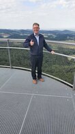Bürgermeister Holger Schmitt auf der Aussichtsplattform (Ende Juli 2022)