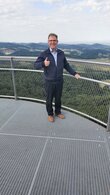 Bürgermeister Holger Schmitt auf der Aussichtsplattform (Ende Juli 2022)
