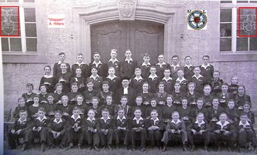 Südportal der Evangelischen Kirche in Rimbach am 25. März 1940, Konfirmanden des Geburtsjahrgangs 1925/26 mit Pfarrer Emil Schmidt (Fürth) (Foto: privat; mit aufgesetzter Lutherrose)