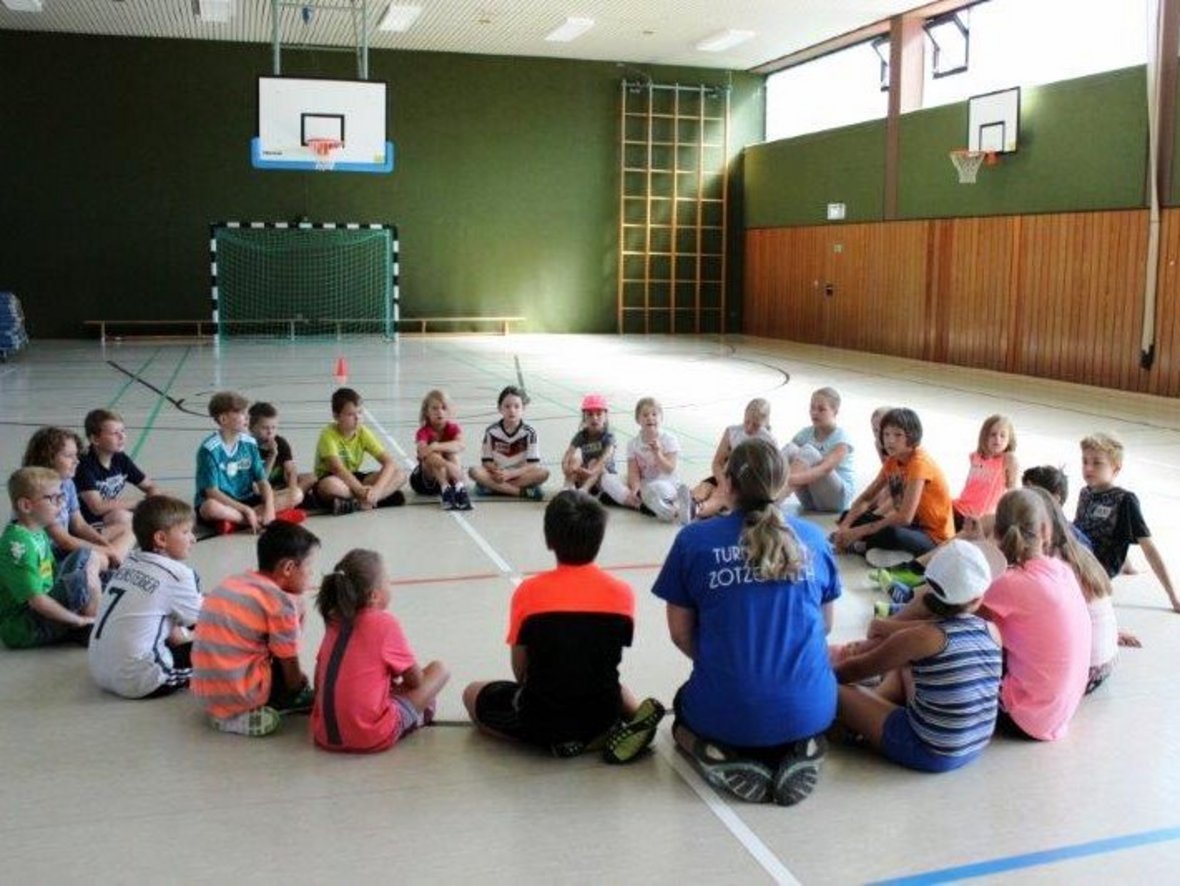 Gruppenbild in der Trommhalle Zotzenbach