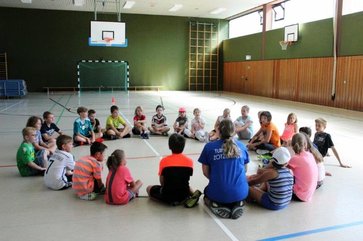 Gruppenbild in der Trommhalle Zotzenbach