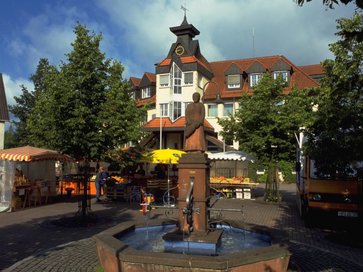 Marktplatz Rimbach mit Rathaus im Hintergrund