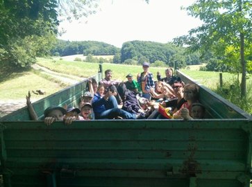 Gruppenfoto im Traktoranhänger