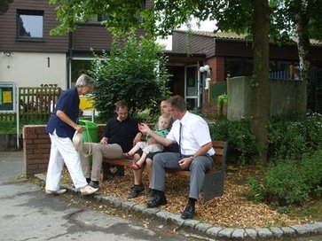 Gruppenbild an einer neu geschaffenen Sitzgelegenheit