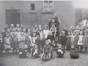 Altes Pfarrhaus, Staatsstraße 2; erste Gruppe der Kleinkinderschule mit Leiterin Helene Fabian (Mitte), 1937 (Foto: privat)